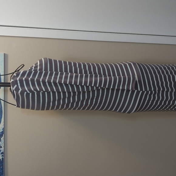 Grey and white stripe fitted midi dress - Picture 3 of 6